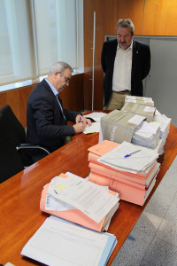 El presidente Vicent Torres rodeado de facturas. 