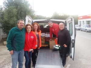 Albert Marí, junto a varios voluntarios de Cruz Roja, durante la entrega de los productos.