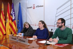 Esperança Camps, Viviana de Sans y Miquel Gallardo, durante una rueda de prensa en el Consell Insular tras una reunión mantenida por la Ley de Consultas.