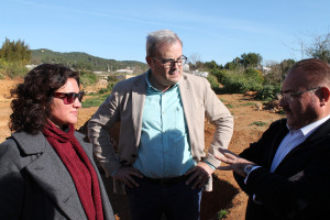 La consellera Pepa Marí , el president del Consell i l'alcalde de Sant Joan durant la visita