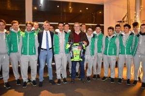 Vicent Torres, presidente del Consell d'Eivissa, junto a los integrantes del GM Europa Ovini.