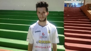 Adrián Luna, jugador de la Peña juvenil, debutó con buen pie con el primer equipo.