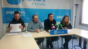 Mariano Juan Colomar, Mariano Juan Guasch, José Vicente Marí Bosó y Carmen Ferrer, durante la rueda de prensa.