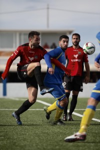 Jordi Martí se las tuvo con la defensa del Ciutadella, que aguantó el tipo casi hasta el final. Foto: Kevin Cabuezuelo