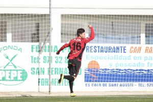 Cristian Sánchez celebra el gol conseguido la pasada jornada en su estadio. Foto: Kevin Cabezuelo