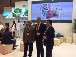 Pep Tur 'Cires' y José Ferragut, junto al presidente del Consell Vicent Torres en Fitur.