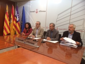 Pepa Marí, Vicent Torres, Joan Boned, y Luis Corral, presentaron el decreto hoy en Ibiza. 