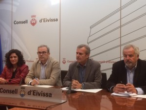 Pepa Marí, Vicent Torres, Joan Boned, y Luis Corral, presentaron el decreto urbanístico en Ibiza. 