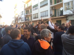 Manifestantes ante le Consell. Foto: L.A.