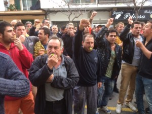 Manifestantes ante le Consell. Foto: L.A.