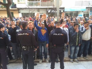 Manifestantes ante el Consell. Foto: L.A.