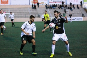 Rafa de las Heras, jugador de la Peña Deportiva, durante el partido ante el Constància. Foto: Fútbol Balear