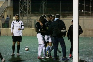 Pacheta abandona el terreno de juego tras el encontronazo con el portero. Fotos: Fútbol Balear