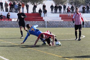 Una acción del partido entre el Mercadal y  el Formentera, que acabó sin goles. Fotos: Menorcaaldía