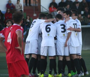 Los jugadores de la Peña celebran la consecución de un gol