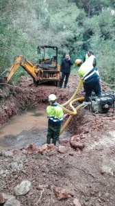 Imagen del lugar donde se ha localizado la fuga. Los operarios ya trabajan en su reparación bajo la supervisión del concejal Ángel Luis Guerrero.