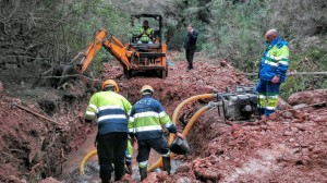 El concejal Ángel Luis Guerrero, esta mañana, en el lugar donde se ha localizado la fuga de agua. 