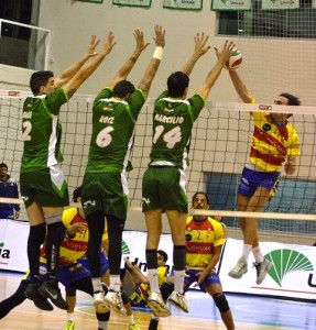 Raúl Muñoz remate en la red ante el bloqueo de tres jugadores del Unicaja. Foto: Almería Voley