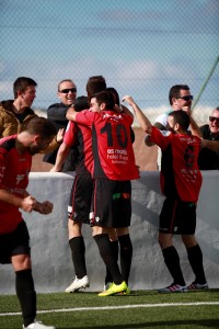 Jugadores del Formentera celebran un gol en un partido de Liga. Foto: Kevin Cabezuelo