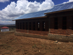 La escuela en construcción en Tanzania. 