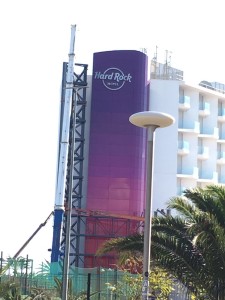 Las obras de instalación de la pantalla gigante del Hard Rock Hotel