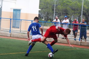 Cristian Cruz hace falta a un jugador del Santa Catalina en el partido disputado en Sant Rafel.