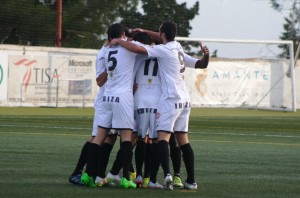 Los jugadores de la Peña celebran uno de los goles ante el Binissalem.