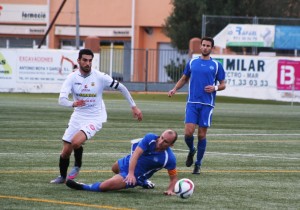 Borja Pando, centrocampista de la Peña, se marcha de un jugador del conjunto mallorquín.