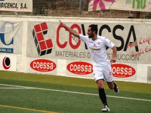 Pacheta, nuevo delantero del San Rafael, celebra un gol con la Peña.