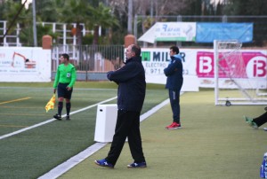 Bartolomé Pons, en primer plano, sigue el juego desde la banda.