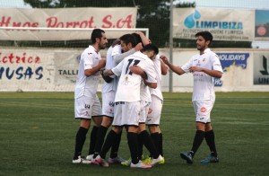 Los jugadores de la Peña celebran uno de los cinco goles ante el Binissalem. Fotos: C. V.