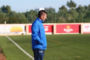 Vicente Román, entrenador del San Rafael, durante el partido ante el Alcúdia.