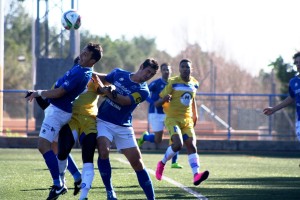 Manolo Aparicio y Zurdo pugnan con el delantero del Alcúdia Las.