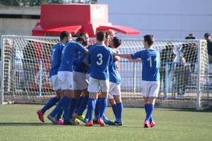 Los jugadores del San Rafael celebran el primer gol del partido conseguido por Iván Morales. Fotos: C. V.