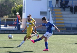 Cristian Cruz dispara desde fuera del área en el partido ante el alcúdia correspondiente a la primera vuelta de la Liga balear de Tercera