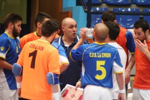 Javier Rodríguez, entrenador de La Unión, durante un tiempo muerto.