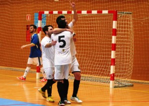 Toni Rosselló, autor del 2-1 de la Peña, dedica el gol a su abuelo. Fotos: C. V.