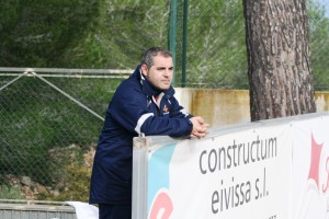 Miguel Ángel Espadas, entrenador del Collerense, sigue el partido desde la banda.