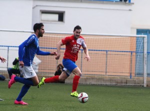 Luque, que en esta acción pudo lograr el 1-0 en el minuto 38, fue expulsado en la segunda mitad. Fotos: C. V.