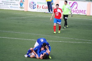 Los jugadores del San Rafael celebran el gol del empate conseguido por Roberto a cinco minutos del final.