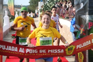 Ana Bella Castaño se llevó el triunfo en la categoría femenina de la carrera de montaña.