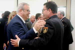 Vicent Torres, presidente del Consell Insular d'Eivissa, felicita al nuevo comisario jefe.