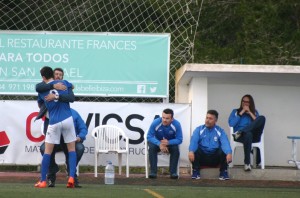 Pantoja, autor del 2-1, celebra el tanto con su entrenador, Vicente Román. Fotos: C. V.