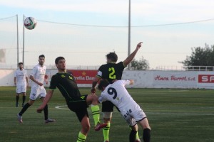 David Camps, autor del gol del conjunto local, pugna con los defensas.