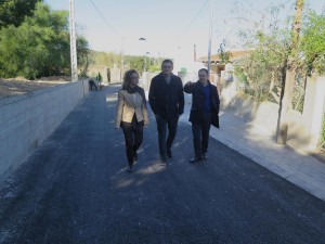 Josep Marí Ribas con los concejales Ángel Luis Guerrero y Helena Benlloch en Cala de Bou.