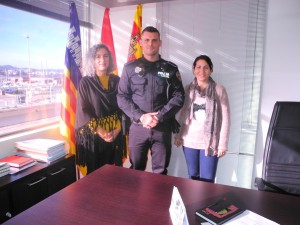 La concejala Aida Alcaraz junto a la  directora de seguridad y al nuevo agente de la Policía Local. 