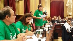 Alberto Jarabo toma la palabra durante una comisión del Parlament balear.