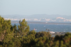 Imagen del mar y el barco de Salvamento este miércoles en Formentera. Foto: Guillem Romaní