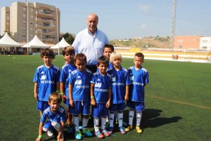 Vicente del Bosque, junto a varios participantes en el campus desarrollado en Mallorca.