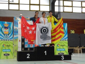 Sara Díez, en el podio con la bandera de su club, Es Cubells